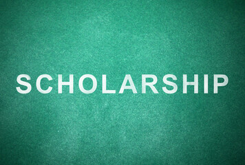 Obraz premium Word SCHOLARSHIP written with chalk on green chalkboard