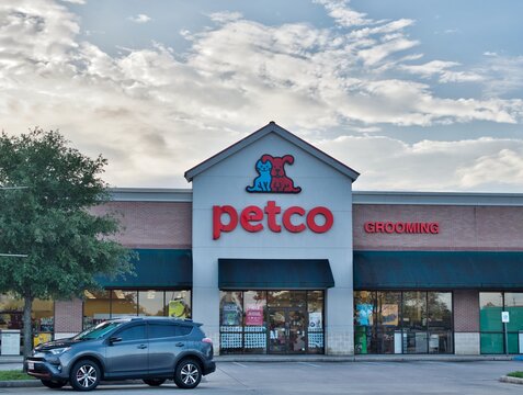 Petco Animal Supplies storefront and parking lot in Houston, TX. One of the largest pet supply stores in the US, founded in 1965.