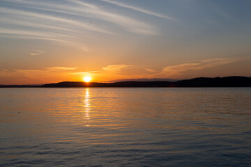 Fototapeta na wymiar beautiful sunset on the bay