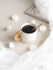 ベージュと白を基調としたやわらかなティータイムイメージ