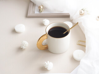 ベージュと白を基調としたやわらかなティータイムイメージ