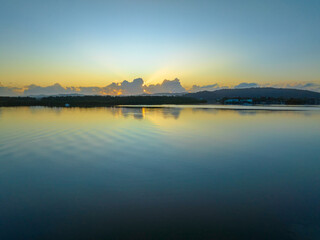 Naklejka premium Soft and subtle sunrise waterscape over the bay