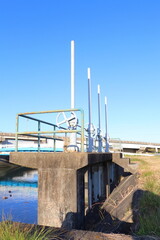 青空をバックに水門用開閉機がある様子