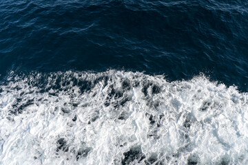 Fototapeta na wymiar 船が通ることで発生する、波紋
