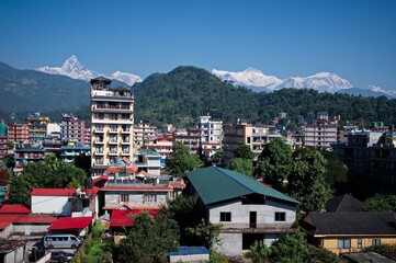 Obraz premium Cityscape of Pokhara with Himalaya mountains in background