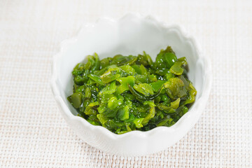 白い器に入ったメカブ