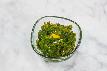 ガラスの器に入ったメカブ