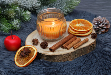 Obraz na płótnie Canvas Aromatherapie mit Weihnachtsduft .Kerze im Glas mit Orangenscheiben,Zimtstangen und Tannenzweigen.