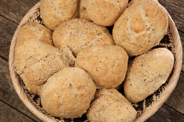 Ein Korb mit frischen Sesambrötchen - traditionell handwerklich gebacken