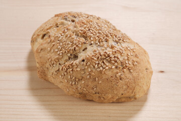 Ein frisches Sesambrötchen - Traditionell von Hand (handwerklich) gebackene knusprige Brötchen