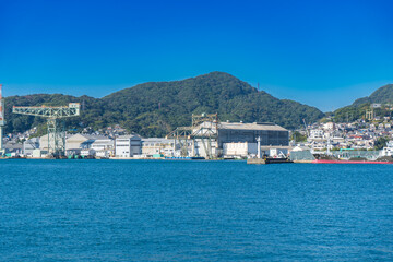 Fototapeta na wymiar 青空が美しい、さまざまな船が停泊する長崎港の風景