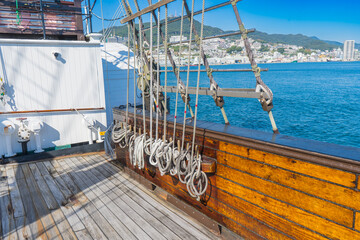 帆船の帆を操作するためのロープ