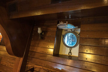 巨大な帆船の中の風景