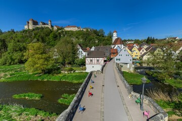 Fototapeta premium Die historische Wörnitzbrücke in Harburg in Nordschwaben