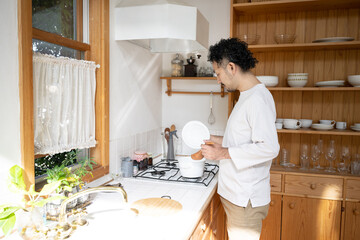 お鍋のご飯がなくてガーンとなる男性