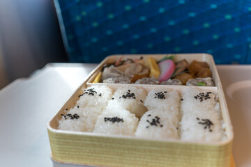 新幹線の中で食べる、焼売弁当
