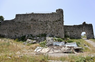 Mercato San Severino - Rifiuti al Castello Sanseverino
