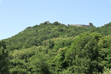 Fototapeta na wymiar Mercato San Severino - Scorcio del Castello Sanseverino dal sentiero
