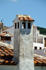 Chimenea blanca en Gaucín en el Valle del Genal, Málaga, Andalucía, España