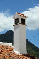 Chimenea blanca en Gaucín en el Valle del Genal, Málaga, Andalucía, España
