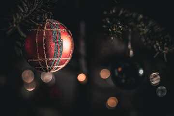 Kartka świąteczna z miejscem na tekst. Kolorowa kula, gałęzie choinki, światła. - obrazy, fototapety, plakaty