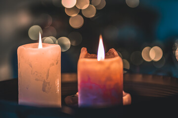 Kartka świąteczna z miejscem na tekst. Świeczki, płomień, światła, bokeh.
