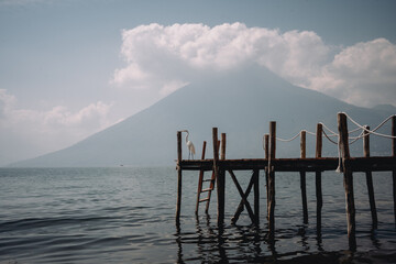 Una cigüeña en el lago Atitlán, Guatemala. 