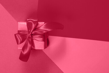 Gifts in kraft paper with magenta ribbon.