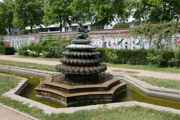 Brunnen mit Brunnenfigur in Berlin Kreuzberg
