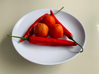 rotating display of tomatoes and chilies. very beautiful and can be used as much