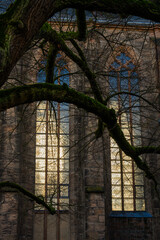 Fototapeta na wymiar Kirchenfenster außen, Universitätskiche 