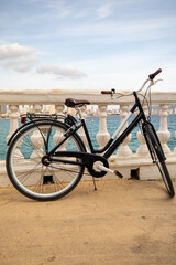 Fototapeta premium Bicicleta alquilada con la que los turistas pasean por las calles de Benidorm con su ciudad de fondo bajo un precioso día soleado.