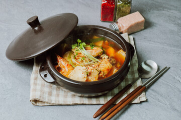 Spicy saengtae (fresh pollack) soup made with fresh pollack, bean curd, radish, crown daisy, and other vegetables and seasoned with red chili powder.
