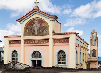 Fototapeta na wymiar Eglise entourée par une ancienne coulée de lave basaltique ayant été épargnée. Notre Dame des Laves, Ste Rose, La Réunion
