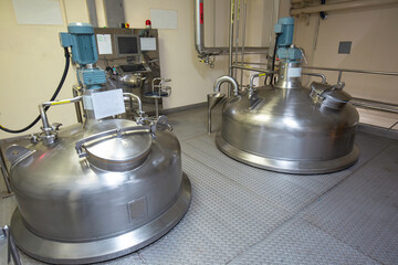 Stainless lid steel tanks with pressure meter in equipment tank