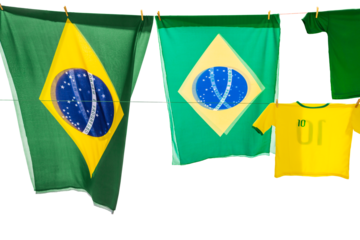 Bandeira do Brasil e camisetas de futebol penduradas em uma corda de varal com o fundo transparente