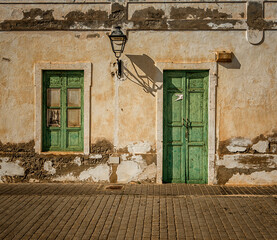 Fassadendetail, Türen und Fenster  an den Wohnhäusern in Teguise, Lanzarote, Kanarische Inseln, Spanien