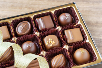 バレンタインのアソートチョコとリボン