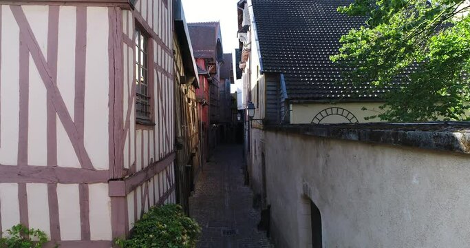 Survol des toits de la vieille ville Troyes en Champagne - Vue a&eacute;rienne