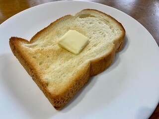 皿に乗ったバタートースト