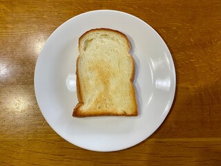 皿に乗ったトースト