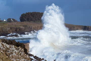 Puissante vague en Finistère