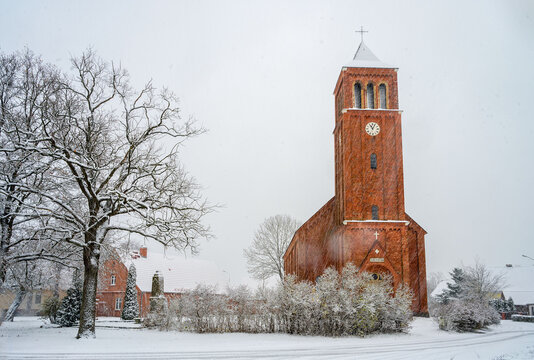 Dorfkirche von Teets im Winter (Ostprignitz-Brandenburg)