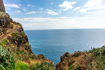 Unterwegs an der Westküste von Madeira mit fantastischem Blick auf den Atlantik - Madeira - Portugal 