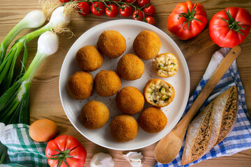 Recipe for arancini with zucchini in a small format similar to a Spanish tapa crequette.