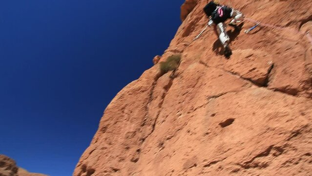 Climbers climb a rock wall. Todra Gorge, Atlas, Maroc, Africa.