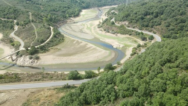 Vuelo de dron sobre canal de rio seco despu&eacute;s de larga temporada de sequ&iacute;a de verano
