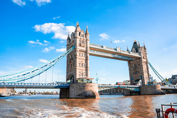 Fototapeta na wymiar Iconic Tower Bridge connecting Londong with Southwark on the Thames River