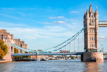 Obraz premium Iconic Tower Bridge connecting Londong with Southwark on the Thames River