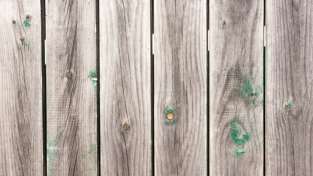 Puerta r&uacute;stica de tablones de madera en cobertizo rural